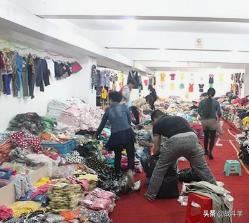 請(qǐng)問，服裝批發(fā)市場(chǎng)里的服飾，一般都是從哪里進(jìn)貨的（他們的貨源在哪?) 謝謝？