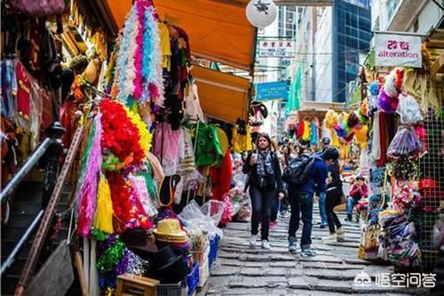 擺地攤?cè)绾握邑浽矗? />2.義烏</p><p>相信每個人一說到便宜的批發(fā)市場，首想的就是義烏，義務(wù)是中國小商品市場的集中地，在這個地方很多東西(如玩具、杯子等等)都是直接稱斤賣的，價格低到無法想象，比如我們常見的市面上一個十幾二十元的杯子，在義烏只需要兩三元錢;我們?nèi)粘Ｙ徺I的一根1元甚至2元的筆芯，在義烏就一兩毛錢，所以如果經(jīng)營小商品的，可以到義烏去逛一逛看一看，這么大的名氣不是沒有道理的。</p><p></p><p>3.1688</p><p>當(dāng)然義烏還是有距離的，特別是對于首次創(chuàng)業(yè)的人員來說，來回一趟義烏的費用，可能已經(jīng)足夠出幾次貨物的價格了，所以說義烏對于華東六省一市還有一定的優(yōu)勢，但是對于很多中西部的地區(qū)商家來說，距離實在太遠(yuǎn)，因此可以選擇在阿里巴巴(不是淘寶天貓)上尋找貨源，阿里巴巴主要做的就是批發(fā)的(淘寶天貓是零售的)，阿里巴巴上貨源品種相比于義烏更加的完善與豐富，所以對于距離義烏較遠(yuǎn)得的地方可以選擇在里巴巴上嘗試。</p><p></p><p>4.當(dāng)?shù)嘏l(fā)市場</p><p>如果真的不愿意去網(wǎng)上淘看這些東西，又找不到自己城市的義務(wù)小商品市場，那可以就近找一下自己區(qū)域所在的批發(fā)市場——這種批發(fā)市場幾乎每個城市都有。</p></div><div   id=