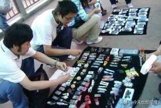 擺地?cái)傄趺凑邑浽矗? /></p><p></p><p>注意：</p><p>擺地?cái)傋钪饕木褪且獣簇?，對材質(zhì)有個(gè)好的了解，所以擺地?cái)偳翱上热ナ袌鲛D(zhuǎn)轉(zhuǎn)，了解下材質(zhì)，看人們對什么材質(zhì)的需求高，再決定進(jìn)什么材質(zhì)的貨，千萬不要盲目進(jìn)貨導(dǎo)致財(cái)貨兩失。</p></div><div   id=